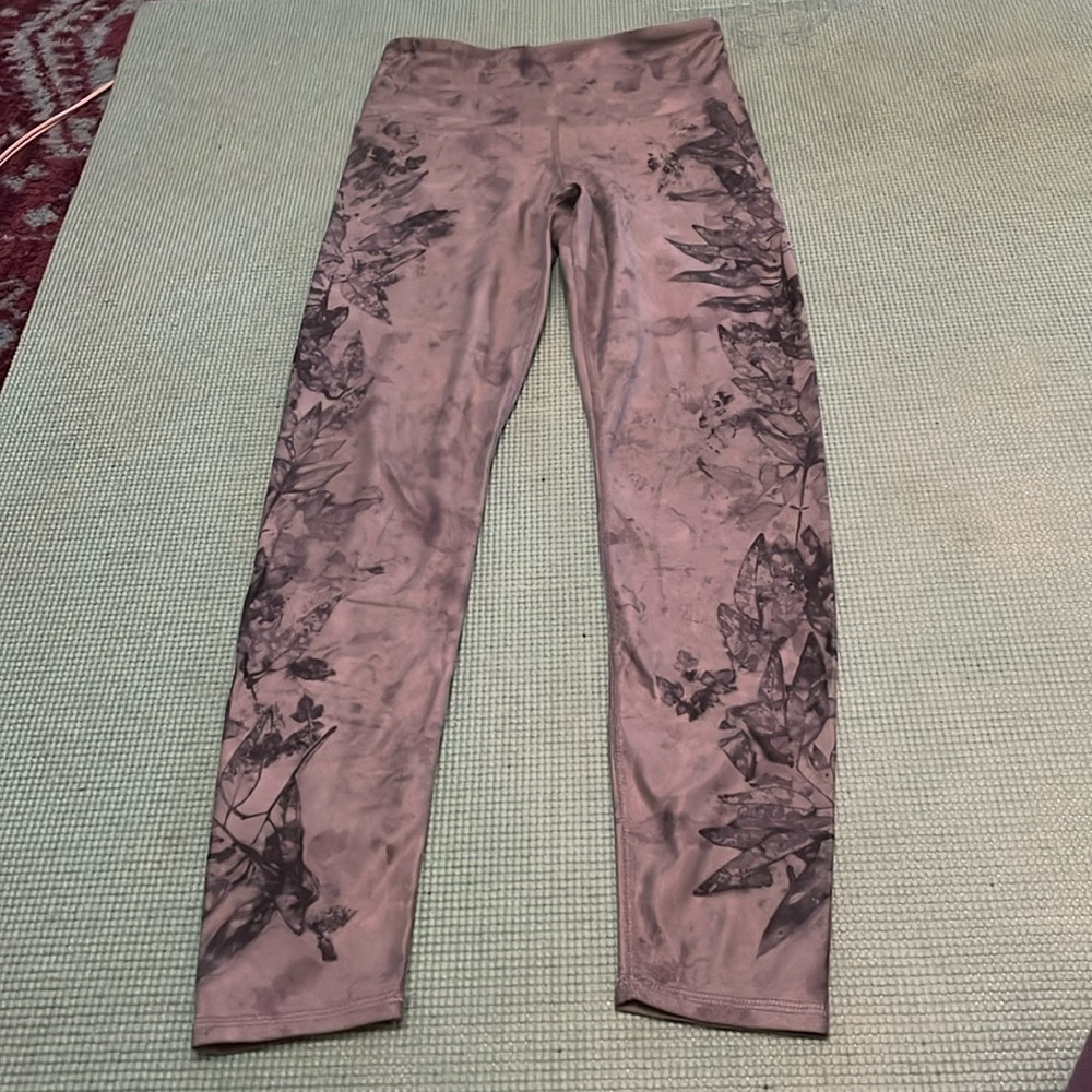 Black and grey yoga leggings.